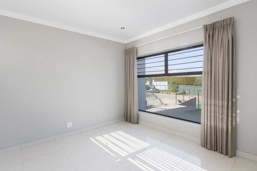 To Let 4 Bedroom Property for Rent in Helderberg Estate Western Cape